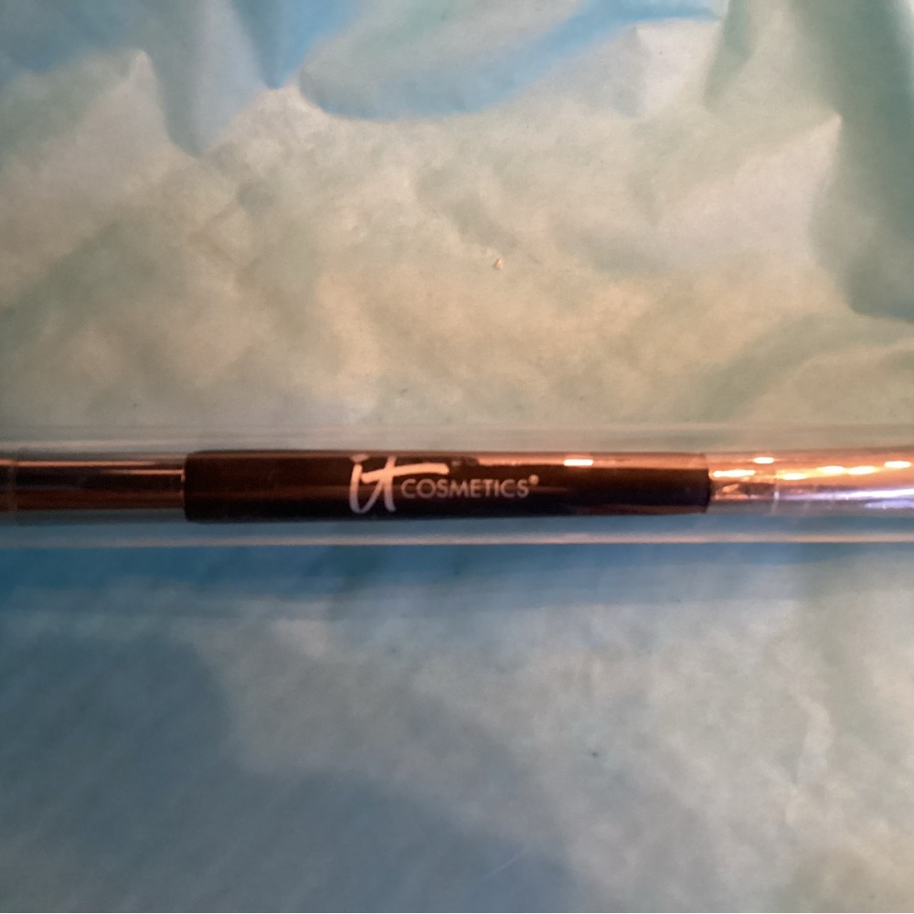 It Cosmetics Heavenly Luxe Dual Eyeshadow Brush NWT - Picture 6 of 6